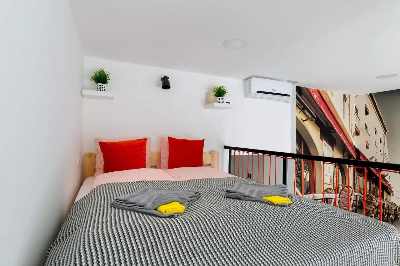 Cobblestone Quarters With A Wave Of Colour Apartment Budapest 0*,